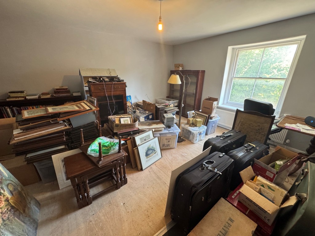 Lot: 107 - PERIOD FREEHOLD FREEHOUSE ON 1.5 ACRE PLOT WITH POTENTIAL - First floor bedroom 4
